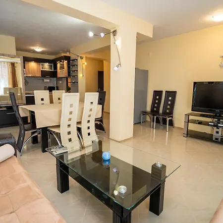 The Family Courtyard - Very Large 2bd By Flat Manаger 아파트 라브다