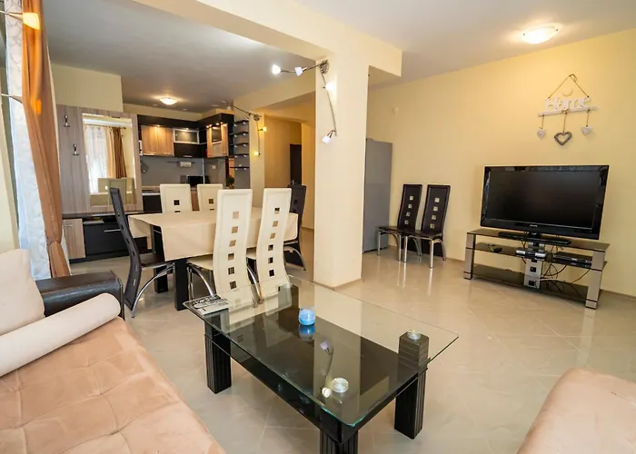 The Family Courtyard - Very Large 2bd By Flat Manаger 아파트 라브다